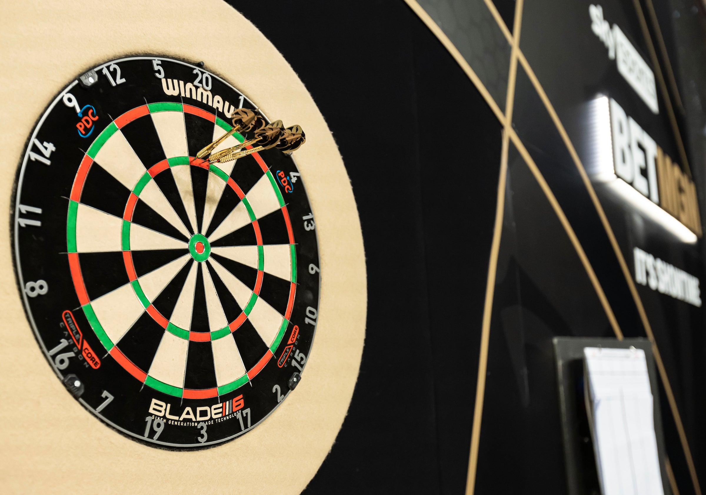 Winmau Blade 6 Triple Core Dartboard - Official PDC